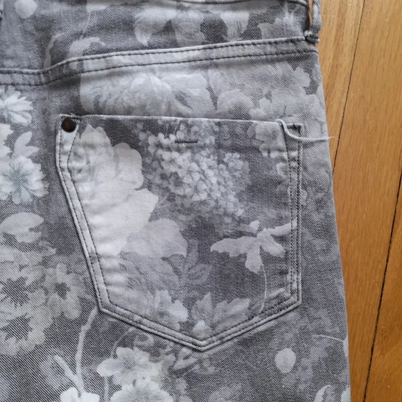 H&M Floral Denim Shorts Size 8 - Picture 6 of 10
